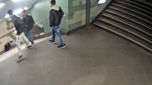 Ein Bild, das Entsetzen auslöste: Ein Mann tritt eine Frau auf einer Treppe im U-Bahnhof Hermannstraße in den Rücken. Foto: dpa