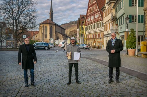 Arthur Pereira (Mitte) freut sich über den ersten Preis beim Wettbewerb „Start-up Esslingen“, die Urkunde haben  ihm Oberbürgermeister Jürgen Zieger und EST-Chef Michael Metzler (von rechts) überreicht. Foto: Roberto Bulgrin