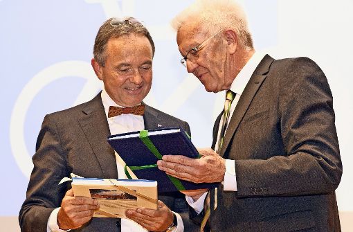 Kretschmann schenkt Fundel (li.) Freikarten zu   Schlössern im Land. Foto: Lg/Willikonsky