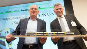Minister Winfried Hermann und Abellio-Geschäftsführer Stephan Krenz im Jahr 2017. Foto: dpa
