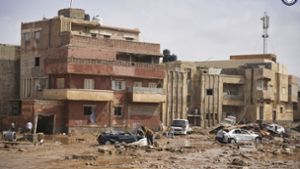 Auf diesem von der libyschen Regierung zur Verfügung gestellten Bild liegen Autos und Trümmer in einer Straße in Derna. Foto: dpa