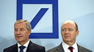 Jürgen Fitschen (links) verabschiedet sich am Donnerstag als Co-Chef der Deutschen Bank.  John Cryan (rechts) wird dann  alleine das Institut führen. Foto: dpa