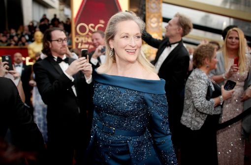 Die Schauspielerin Meryl Streep bei der 89. Oscar-Verleihung in Hollywood. Nach einem Streit mit Chanel-Chefdesigner Karl Lagerfeld entschied sie sich für eine Robe von Ellie Saab. Foto: Getty Abo