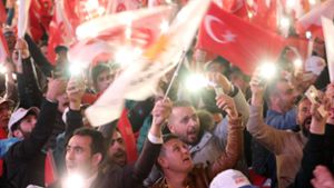 Großer Jubel in Teilen der Türkei. Recep Tayyip Erdogan wurde zum Sieger des Türkei-Referendums erklärt. Foto: dpa