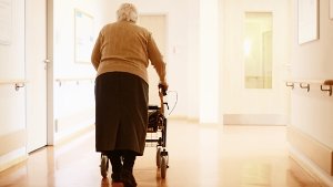 Der Abschluss einer Pflegeversicherung ist in jedem Alter möglich. Allerdings sind die Beiträge umso höher, je älter man bei Vertragsabschluss ist, warnen Verbraucherschützer. Foto: Fotolia