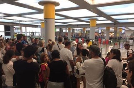 Neuer Versuch am Flughafen in Palma de Mallorca: Die Passagiere warteten am Montagnachmittag auf ihren Flug nach Stuttgart. Foto: privat