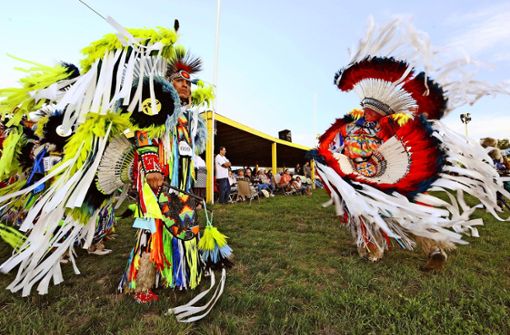 Die Pow-Wow-Tänzer nähen ihre Bekleidung traditionell selbst. Foto:  