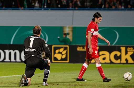 Ernüchterung im Oktober 2009: Jens Lehmann und Serdar Tasci scheitern mit dem VfB bei Greuther Fürth im DFB-Pokal. Foto: Pressefoto Baumann