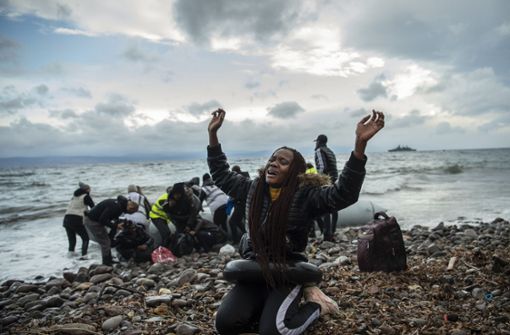 Sie haben es geschafft: erschöpfte Flüchtlinge auf der griechischen Insel Lesbos. Foto: dpa/Angelos Tzortzinis