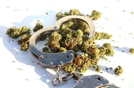 In Winnenden haben Polizisten einen Mann aus dem Verkehr gezogen, der mehr als ein Kilogramm Marihuana dabei hatte (Symbolbild). Foto: Shutterstock/mikeledray