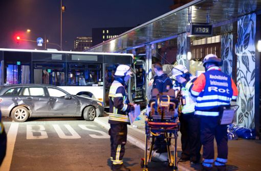 Bei einem Unfall mit einem Bus sind in Wiesbaden 23 Menschen verletzt worden, ein Mann erlag seinen Verletzungen. Foto: dpa/Michael Ehresmann