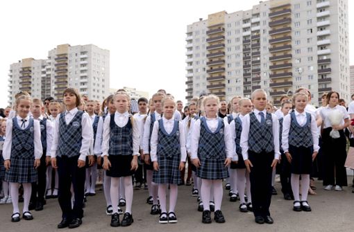 Zum Schuljahresbeginn in der russischen Millionenstadt Rostow am Don stehen die Schulkinder in militärisch anmutender Anordnung. Foto: Imago/Itar-Tass/Imago/Erik Romanenko