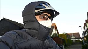 Ivo Gasner trägt auf dem Fahrrad eine FFP2-Maske gegen die Pollen in der Luft. Foto: Werner Kuhnle