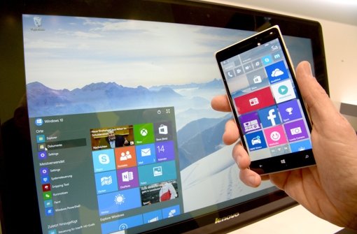 Auf dem Microsoft-Stand auf der CeBIT in Hannover wurde im März das neue Betriebssystem Windows 10 für Smartphones und PC gezeigt. (Archivfoto) Foto: dpa