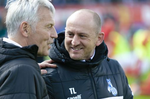 Gedankenaustausch: Kiels Co-Trainer Rainer Ulrich (li.) im Gespräch mit Duisburgs Chefcoach  Torsten Lieberknecht. Foto: dpa