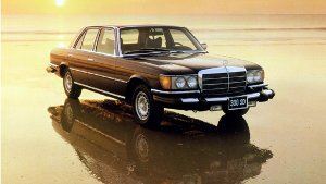 Der Mercedes-Benz 300 SD ist im Mai 1978 der weltweit erste Serien-Pkw mit Turbodieselmotor und zugleich der erste Oberklasse-Personenwagen mit Dieselmotor. Der 300 SD leistet 85 kW/115 PS und kommt nur in den USA auf den Markt. Die Fahrleistungen sind mit einer Höchstgeschwindigkeit von 165 Stundenkilometer für die US-Tempolimits mehr als angemessen. Der Verbrauch liegt bei 10,6 Litern pro 100 Kilometer. Foto: Daimler AG
