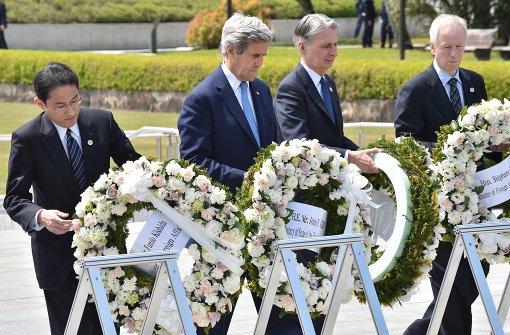 US-Außenminister John Kerry (Zweiter von links) bei der Kranzniederlegung in Hiroshima. Foto: AFP