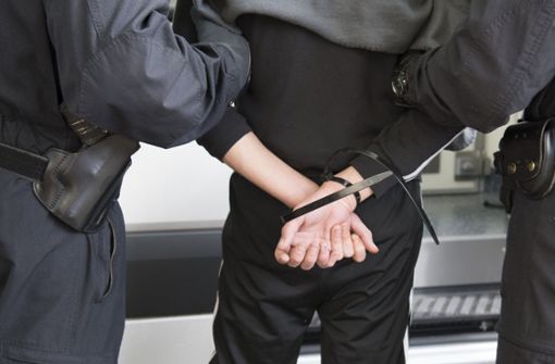 Ein 23 Jahre alter Verdächtiger, der in Nürtingen zwei Frauen vergewaltigt haben soll, wurde von der Polizei festgenommen. (Symbolbild) Foto: dpa