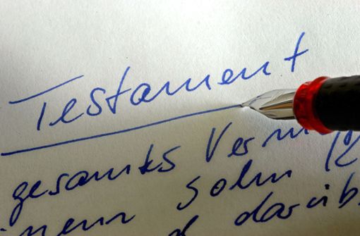 Wer seinen Nachlass regeln will, sollte ein  Testament verfassen. Es sollte handschriftlich verfasst sein. Foto: dpa/Hans Wiedl