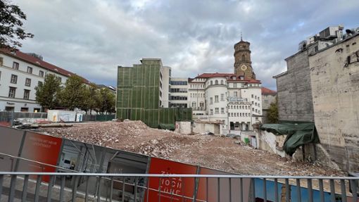 Die Baustelle an der Königstraße für ein neues Büro- und Geschäftshaus ruht. Wann die Arbeiten wieder aufgenommen werden, ist ungewiss. Foto: Konstantin Schwarz