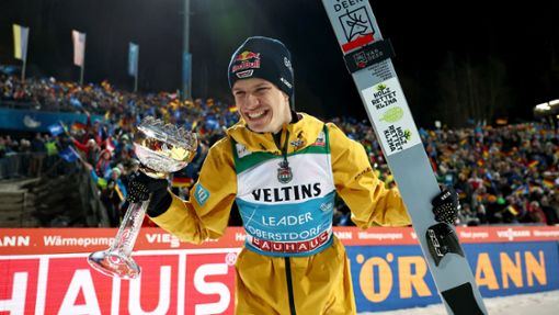Nach dem Sieg in Oberstdorf rechnet sich Andreas Wellinger gute Chancen auf den Gesamtsieg aus. Foto: dpa/Daniel Karmann