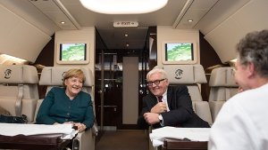 Kanzlerin Angela Merkel und Außenminister Steinmeier auf dem Rückflug von Paris. Foto: Pool/Bundesregierung