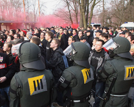 MärzDas Bundesliga-Derby zwischen dem KSC und dem VfB hat ein Nachspiel. Auf die zunehmende Gewaltbereitschaft der Fußball-Chaoten will die Polizei mit harten Strafen reagieren. Foto: Baumann