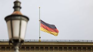 In Deutschland werden die Fahnen am Donnerstag auf halbmast wehen. Foto: IMAGO/Revierfoto/IMAGO/Revierfoto