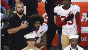 San Diego, 1. September 2016: Der Football-Spieler Colin Kaepernick steht nicht aufrecht, sondern geht auf sein Knie – und setzt damit ein Zeichen gegen rassistische Polizeigewalt. Foto: AP/Chris Carlson