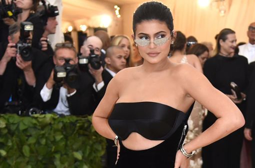Kylie Jenner zählt zu den reichsten Menschen der Welt und steht erstmals in der Forbes-Liste. Foto: Invision/AP