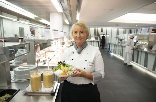 Die Landesbank greift in ihren Kantinen Trends auf: Küchenmeisterin Iris Zeipert präsentiert eine vegane Bowl. Foto: Lichtgut/Leif Piechowski/Leif Piechowski
