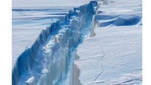 Der Pine-Island-Gletscher ist ein wichtiger Eisstrom in der westlichen Antarktis. Die Eismassen des Gletschersystems machen rund zehn Prozent des Westantarktischen Eisschilds aus. Foto: Nasa/dpa