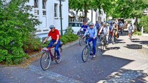 Los geht’s: Die Radtour mit Verkehrsminister Winfried Hermann (zweiter von vorne) startete an der Zehntscheuer. Foto: Tom Bloch