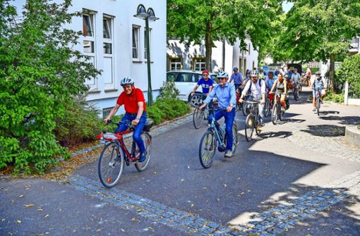 Los geht’s: Die Radtour mit Verkehrsminister Winfried Hermann (zweiter von vorne) startete an der Zehntscheuer. Foto: Tom Bloch
