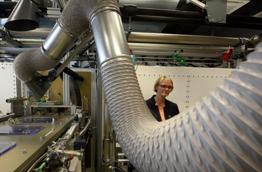 Bundesministerin Anja Karliczek in einem Labor der Ulmer Batterieforscher Foto: dpa