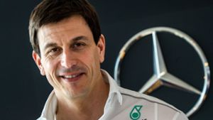 Toto Wolff, Teamchef von Mercedes, stärkt seinen Fahrern den Rücken. Foto: dpa/Jens Büttner