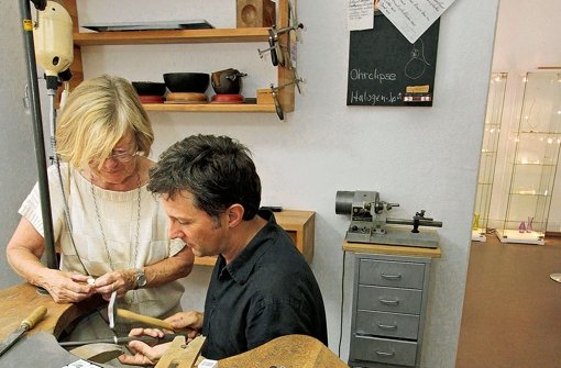 Gudrun Seyfert hat die Galerie & Werkstatt gegründet. Laszlo Lepeda leitet sie seit zwei Jahren. Foto: factum/Weise