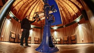 Auf das altehrwürdige Zeiss-Teleskop in der Stuttgarter Sternwarte ist Andreas Eberle besonders stolz. Foto: Lichtgut/Julian Rettig