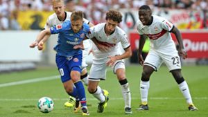 Alexandru Maxim (in Blau) im August gegen die VfB-Profis Benjamin Pavard (Mi.) und Orel Mangala (re.) Foto: Baumann