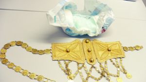 Gut verpackt in einer Babywindel hat der Zoll am Flughafen Stuttgart einen kostbaren Goldgürtel im Gepäck eines Schweden gefunden. Foto: dpa/Hauptzollamt Stuttgart