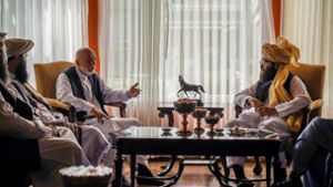 Hamid Karsai (M,l-r), ehemaliger Präsident von Afghanistan, und Anas Hakkani, hochrangiger Führer der Hakkani-Gruppe, treffen sich mit einer Taliban-Delegation. Foto: dpa/Taliban