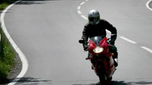 Mehrere Motorradfahrer lieferten sich ein illegales Rennen durch den Kreis Esslingen. Foto: dpa