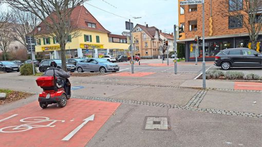 Überquerung der Stuttgarter Straße: Roter Teppich auch für mobile Kleinfahrzeuge Foto: her