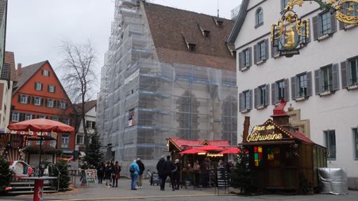 Der Weihnachtsmarkt vor dem historischen Rathaus in Bad Cannstatt ist ein Anziehungspunkt. Foto: Iris Frey