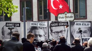 Am 3. Mai, dem Internationalen Tag der Pressefreiheit, wurde vor der Türkischen Botschaft in Berlin wegen der in der Türkei inhaftierten Journalisten demonstriert. Foto: dpa