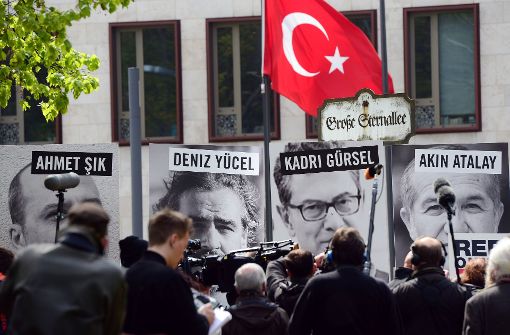 Am 3. Mai, dem Internationalen Tag der Pressefreiheit, wurde vor der Türkischen Botschaft in Berlin wegen der in der Türkei inhaftierten Journalisten demonstriert. Foto: dpa