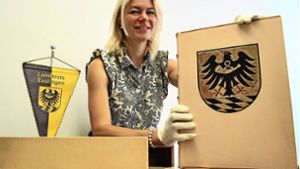 Sarah Panten ist bei der Esslinger Kreisverwaltung so etwas wie   die „Hüterin“ des  Goldenen Buches. Foto: Elke Hauptmann Foto:  