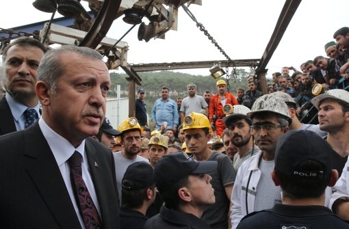 Der türkische Ministerpräsident Erdogan (links) gerät nach dem Grubenunglück immer mehr unter Druck. Foto: dpa