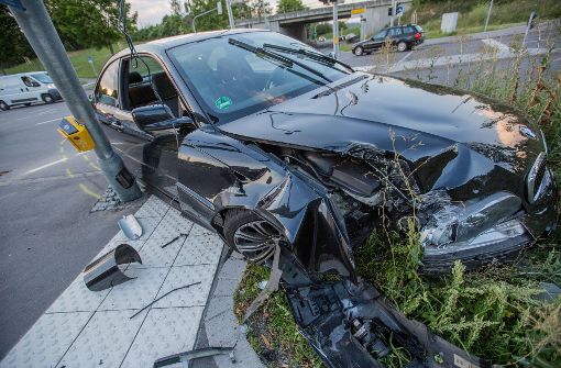 Ein 19-Jähriger hat in Bad Cannstatt die Kontrolle über sein Fahrzeug verloren und ist gegen einen Ampelmast gekracht. Foto: 7aktuell.de/Simon Adomat