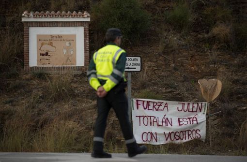 „Sei stark Julen, Totalán ist mit dir“ steht auf einem Banner in der Nähe des Einsatzortes. Foto: AFP